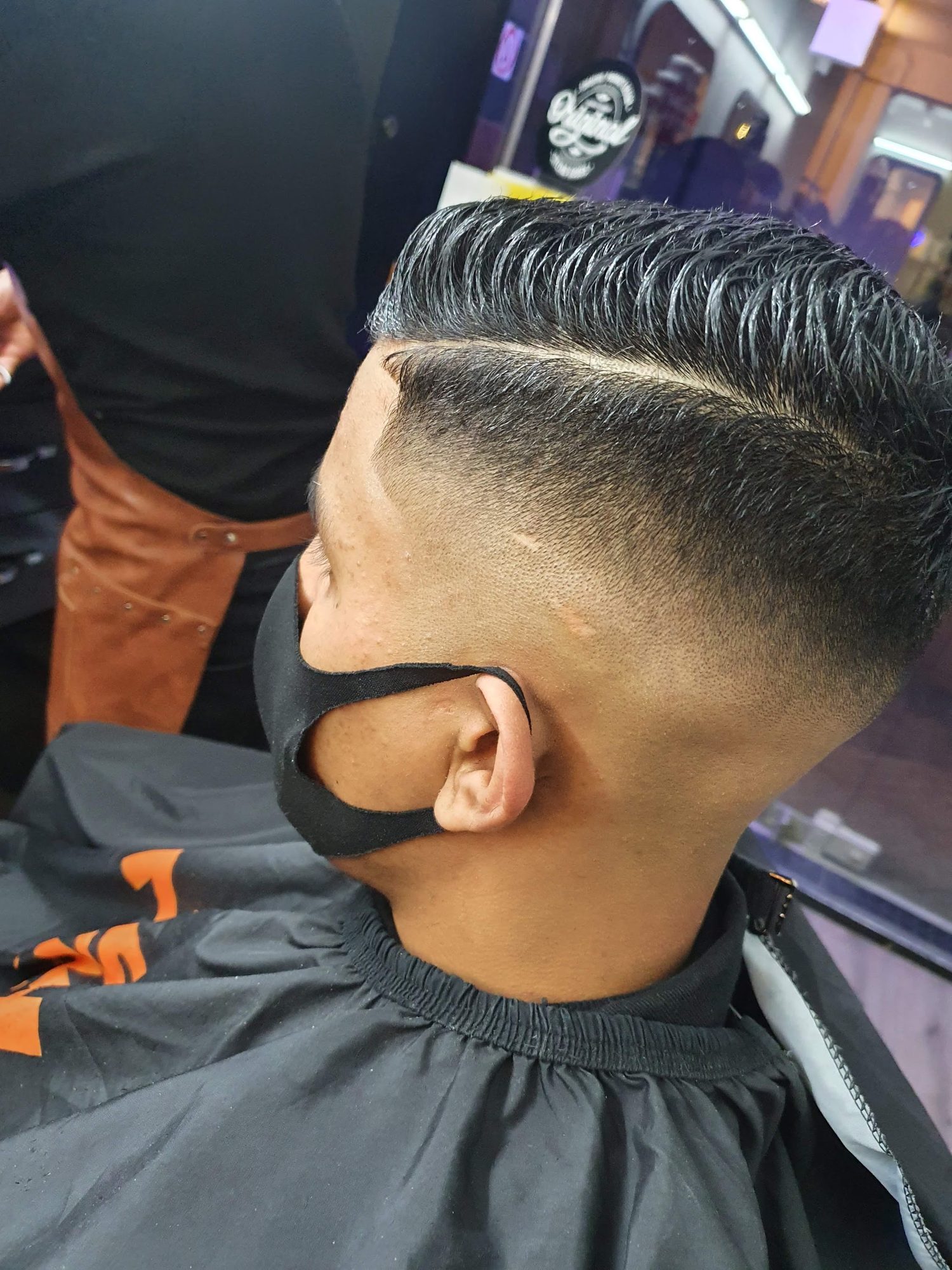 Pompadour met fade, zijaanzicht