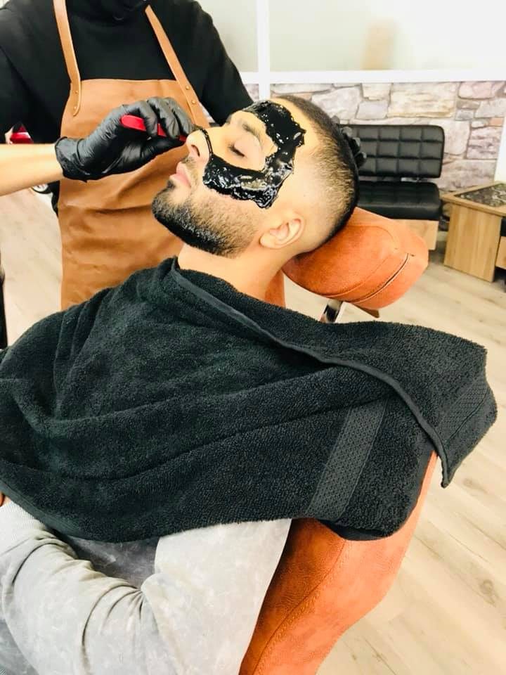 Gezichtsbehandeling met masker, klant achterover in de stoel